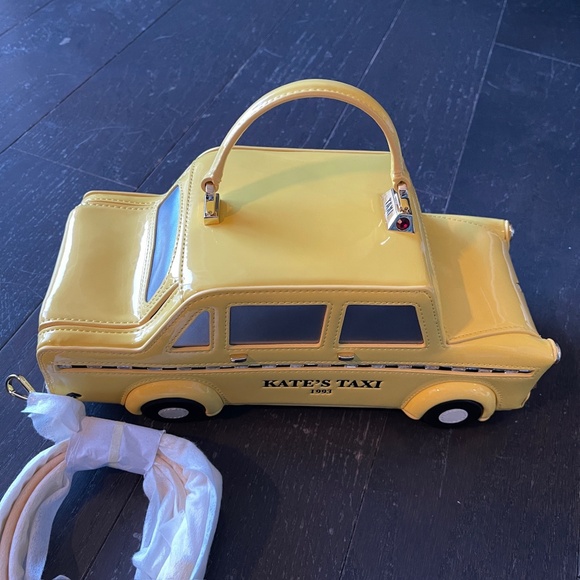 READ like new Kate Spade 3D NYC Taxi Yellow Cab Crossbody Bag KI975 Novelty - Picture 4 of 14